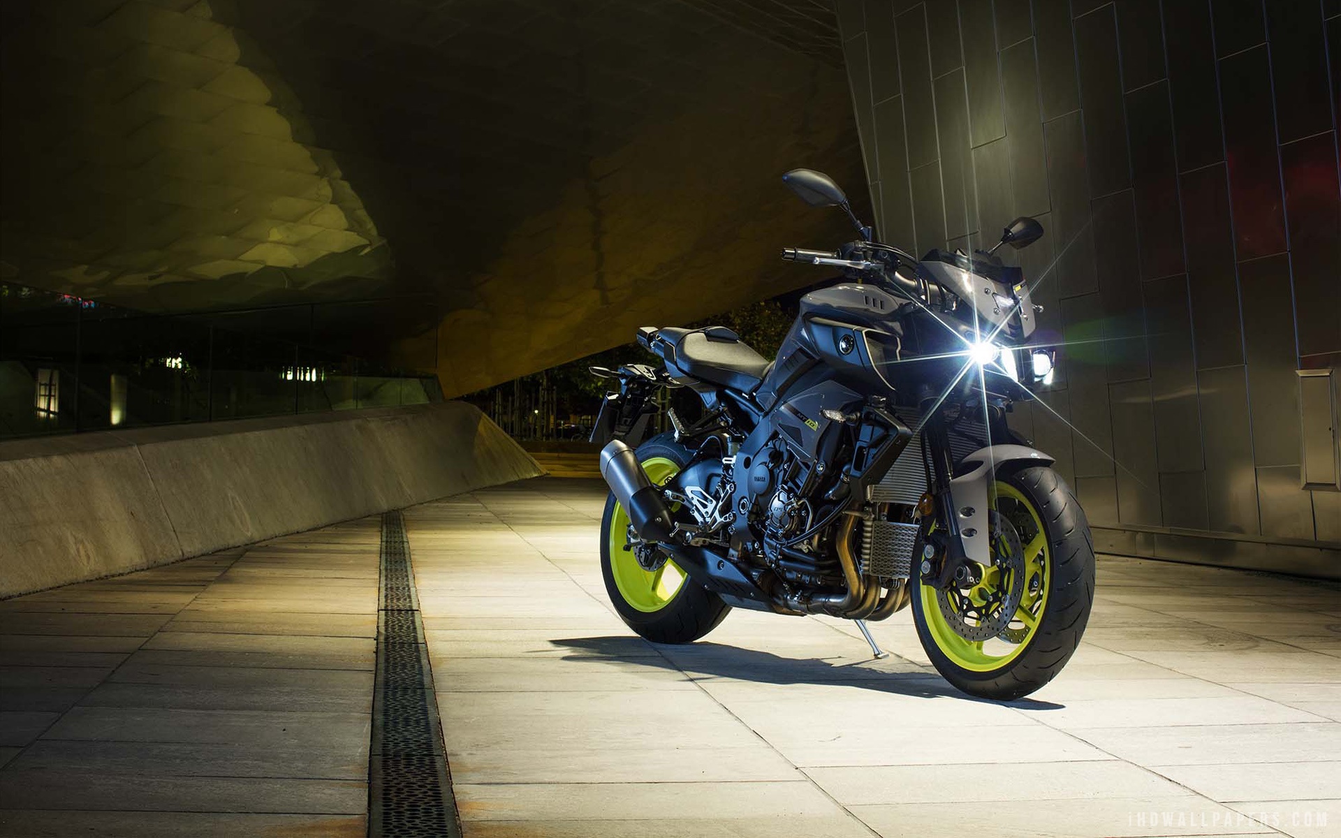 2016 Yamaha MT-10 Naked R1 Superbike Motorcycle Review 
