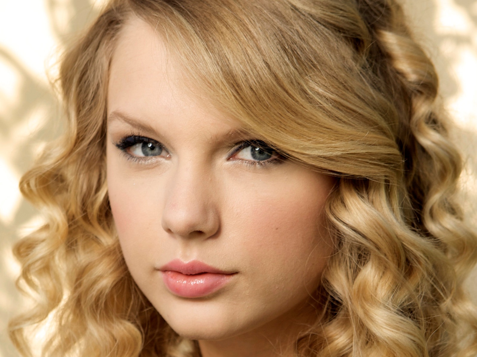 Taylor Swift Celebrities Star Girl Long Hair Curly Hair Face