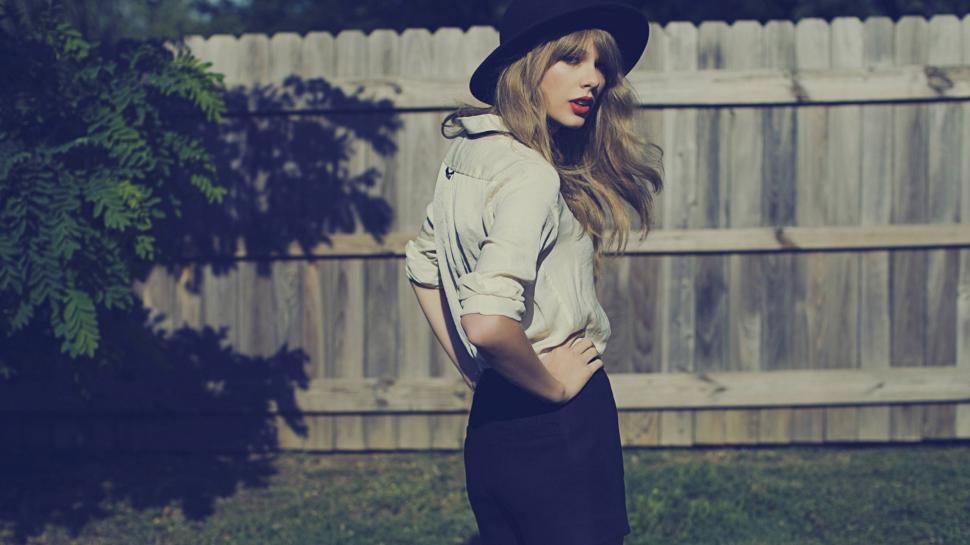 Taylor Swift Pose wallpaper,young HD wallpaper,singer HD wallpaper,photo shoot HD wallpaper,2560x1440 wallpaper