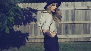 Taylor Swift Pose wallpaper thumb