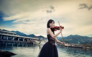 Woman with a violin wallpaper thumb