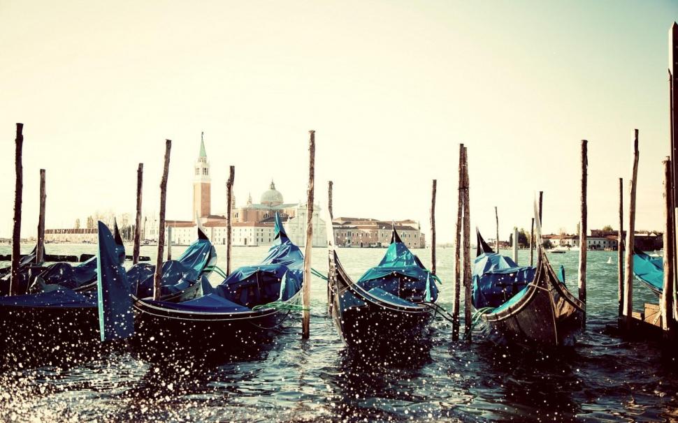 Gondolas In Venice Italy wallpaper,gondolas wallpaper,venice wallpaper,italy wallpaper,1680x1050 wallpaper