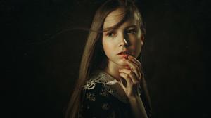 Retro girl portrait, black background wallpaper thumb