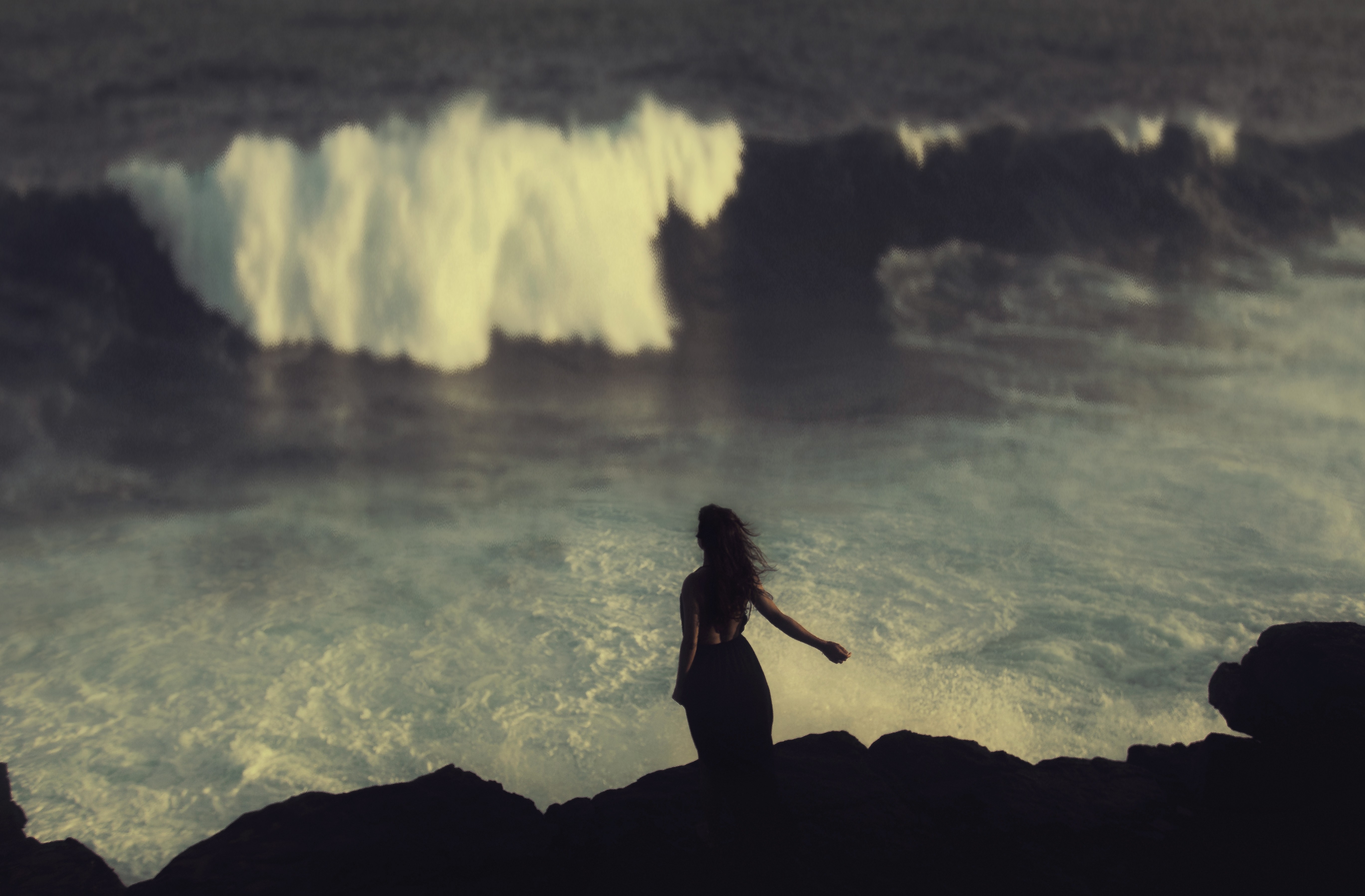 Бездна ветром. Девушка на обрыве. Девушка на скале. Девушка у обрыва моря. Девушка на скале у моря.