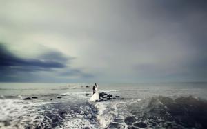 Bride and groom in the sea wallpaper thumb