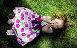 Lying on the grass of the cute little girl wallpaper thumb