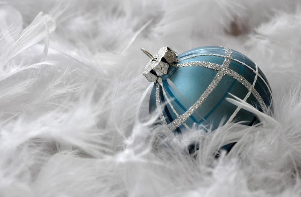Christmas decorations, sequins, ball, feathers, close-up wallpaper,christmas decorations HD wallpaper,sequins HD wallpaper,ball HD wallpaper,feathers HD wallpaper,close-up HD wallpaper,2560x1680 wallpaper
