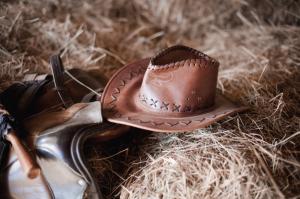 saddles hat cowboys straw wallpaper thumb