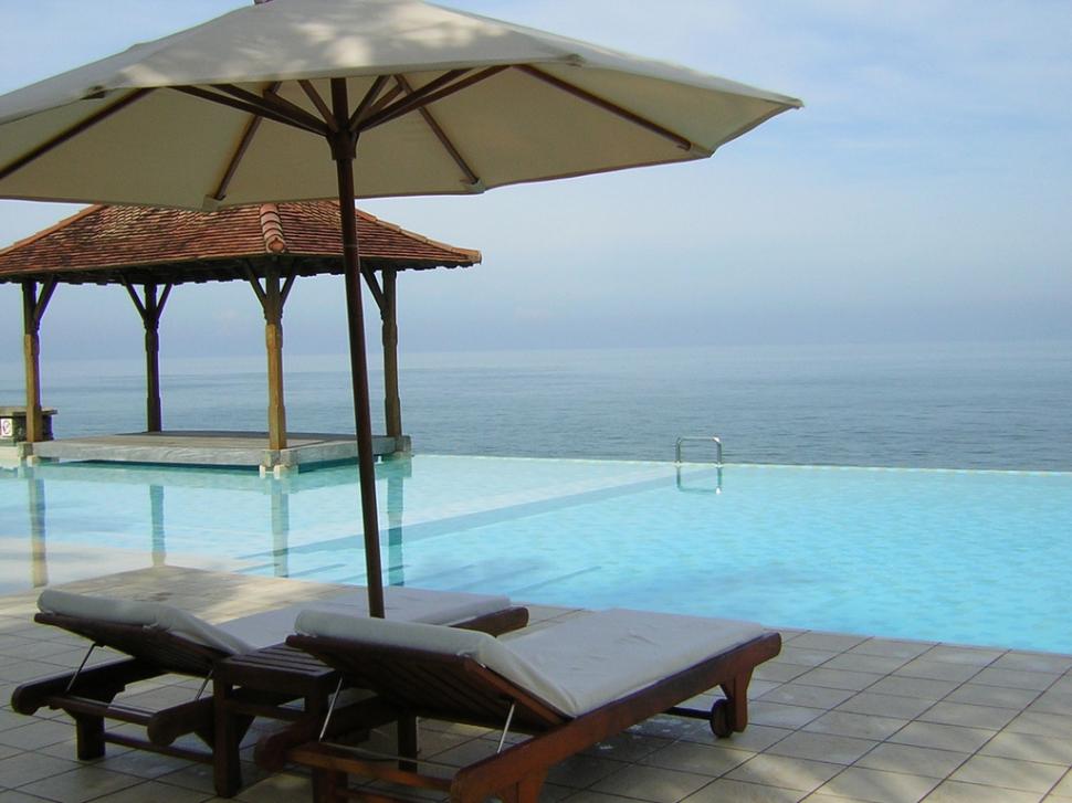 Sri lanka chairs deck ocean pool umbrellas HD wallpaper,nature wallpaper,ocean wallpaper,pool wallpaper,chairs wallpaper,deck wallpaper,umbrellas wallpaper,1024x768 wallpaper