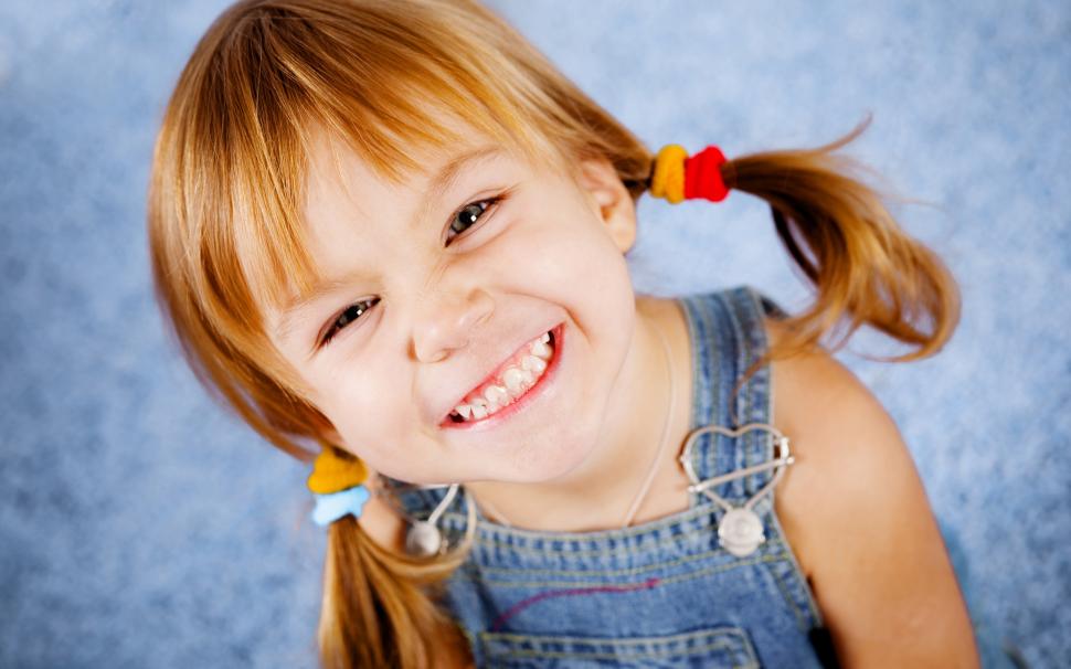 The smile of a happy little girl wallpaper,Smile HD wallpaper,Happy HD wallpaper,Little HD wallpaper,Girl HD wallpaper,2560x1600 wallpaper