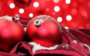 Festive red Christmas balls wallpaper thumb