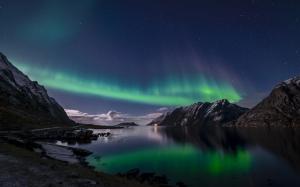 Norway, Lofoten Islands, northern lights, night, sea wallpaper thumb
