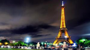 Scenic Eiffel Tower wallpaper thumb