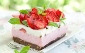 Cream cake, fresh strawberries, green leaves wallpaper thumb