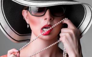 Beautiful woman with pearls wallpaper thumb