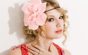 Taylor Swift 16 wallpaper thumb