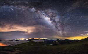 The Milky Way night wallpaper thumb