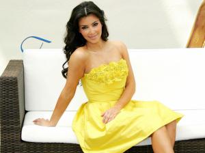 Kim Kardashian in Yellow Dress wallpaper thumb