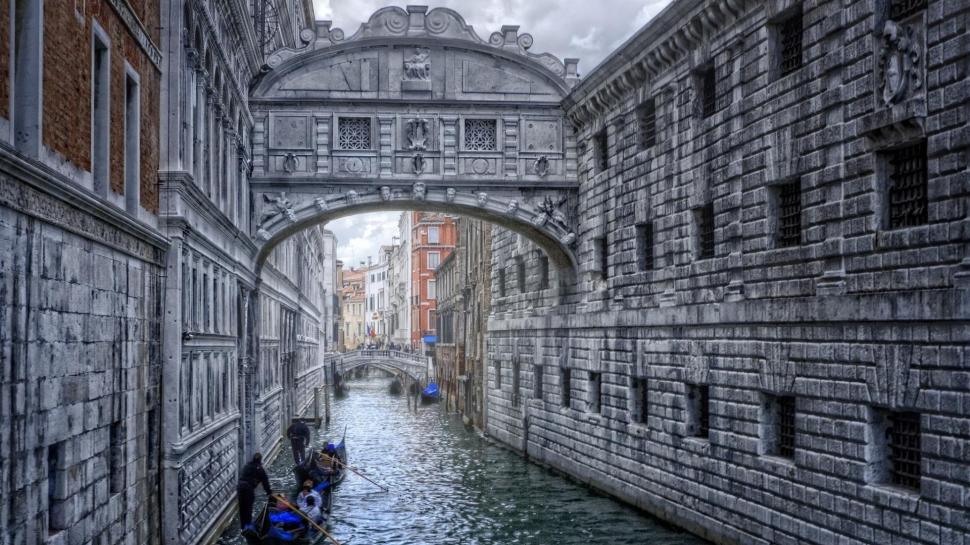 Stone Brick Canal In Venice Hdr wallpaper,canal HD wallpaper,stone brick HD wallpaper,bridge HD wallpaper,boats HD wallpaper,nature & landscapes HD wallpaper,1920x1080 wallpaper