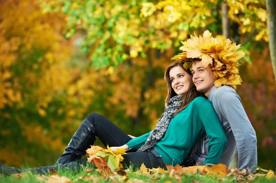 Couple sit in Fall wallpaper,couple HD wallpaper,love HD wallpaper,fall HD wallpaper,autumn HD wallpaper,4256x2832 wallpaper