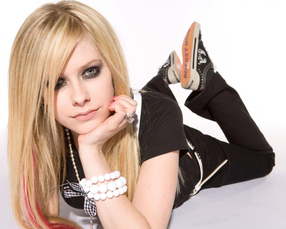 Cute Avril Lavigne  Hi Res Image wallpaper,artist wallpaper,avril lavigne wallpaper,girl wallpaper,singer wallpaper,1280x1024 wallpaper