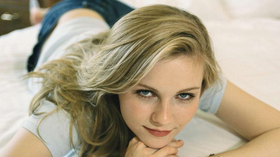 Kirsten Dunst on Bed HD wallpaper | celebrities | Wallpaper Better