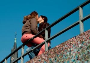 Couple kiss in city wallpaper thumb