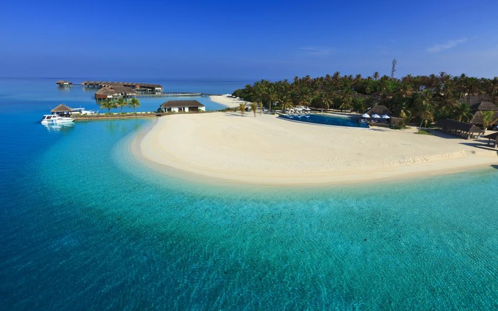 Maldives Luxury Resort wallpaper,island HD wallpaper,sea HD wallpaper,blue water HD wallpaper,2560x1600 wallpaper
