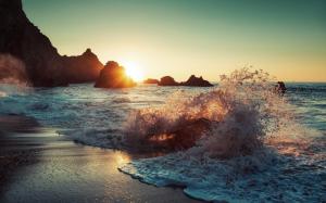 Sea waves, spray, beach, rocks, sun wallpaper thumb