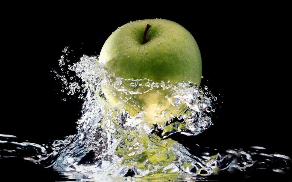 Green apple in a splash of fresh water wallpaper,photography HD wallpaper,2560x1600 HD wallpaper,water HD wallpaper,apple HD wallpaper,fruit HD wallpaper,2560x1600 wallpaper