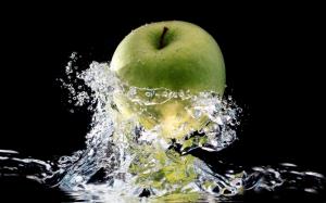 Green apple in a splash of fresh water wallpaper thumb