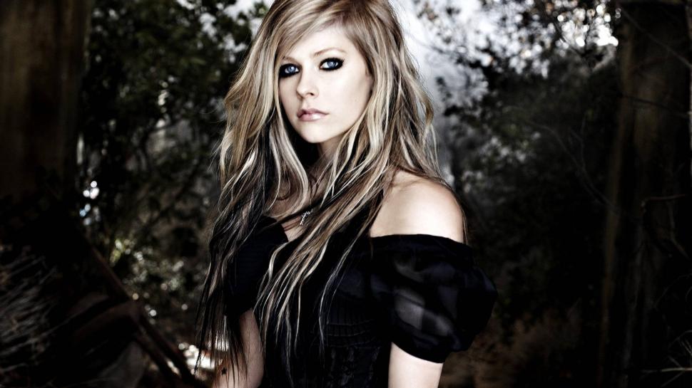 Avril Lavigne Forest wallpaper,singer HD wallpaper,beautiful HD wallpaper,celeb HD wallpaper,2560x1440 wallpaper