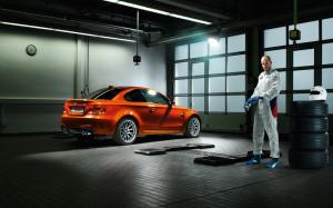BMW M1 Garage HD wallpaper thumb