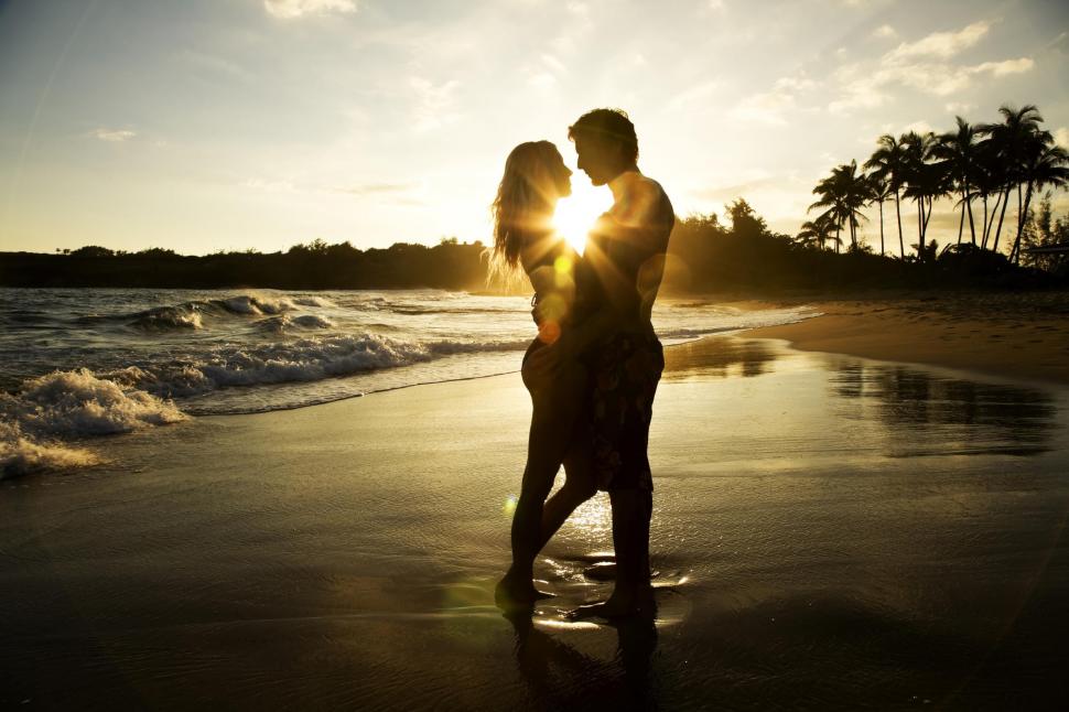 Couple on beach wallpaper,Girl and man in love on beach HD wallpaper,2716x1810 wallpaper