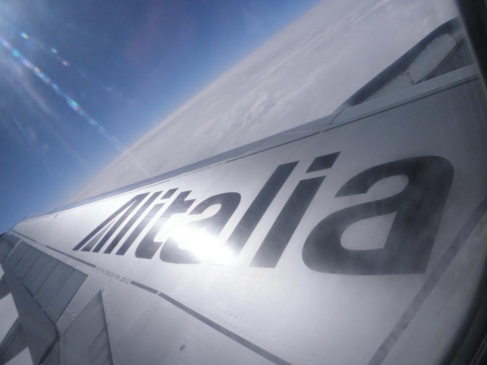 Wing Of An Airplane wallpaper,airplane HD wallpaper,wing HD wallpaper,alitalia HD wallpaper,flying HD wallpaper,aircraft planes HD wallpaper,2560x1920 wallpaper