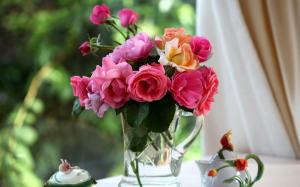 Bouquet of roses in a vase wallpaper thumb