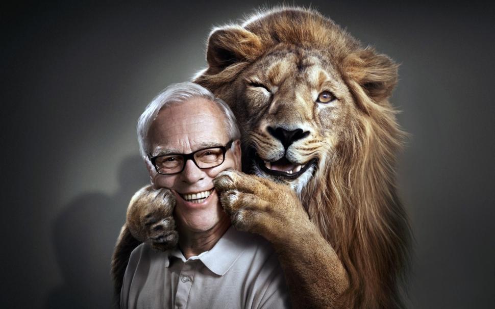 Funny man and lion wallpaper,lion HD wallpaper,smile HD wallpaper,man HD wallpaper,face HD wallpaper,Paws HD wallpaper,funny HD wallpaper,1920x1200 wallpaper