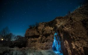 The cave, night light wallpaper thumb