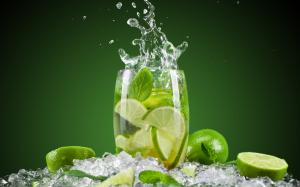 Summer drinks mojito, green lemon, ice, cup, water splash wallpaper thumb