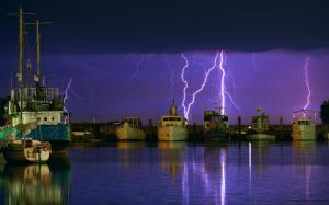 Lightning in the harbor wallpaper thumb