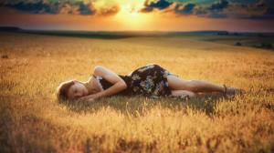 Girl, little Huaqun, grass, dream, sleep, mood, wallpaper thumb