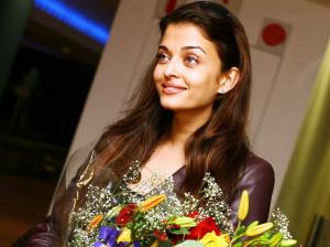 Aishwarya Rai Beauty in flowers HD wallpaper thumb