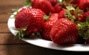 Sweet fruit, berry, strawberry, plates wallpaper thumb