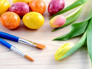 Easter holiday, brushes, colored eggs, tulip flowers wallpaper thumb