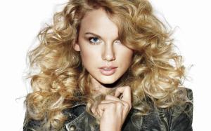 Taylor Swift Curly Hair wallpaper thumb