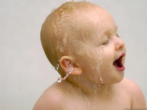 HD cute baby bathing wallpaper thumb