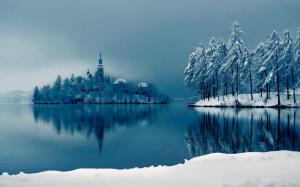 Beautiful Lake Isl In Winter wallpaper thumb
