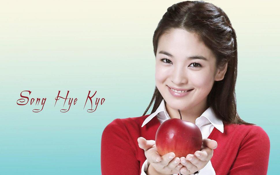 Song Hye Kyo Showing Apple wallpaper,1920x1200 HD wallpaper,song hye kyo HD wallpaper,actress HD wallpaper,south korean actress HD wallpaper,showing HD wallpaper,apple HD wallpaper,apple fruit HD wallpaper,1920x1200 wallpaper
