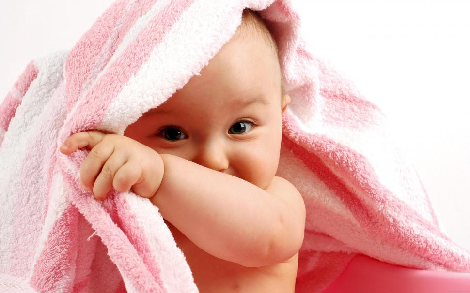 Baby behind a pink towel wallpaper,baby HD wallpaper,towel HD wallpaper,children HD wallpaper,2560x1600 wallpaper