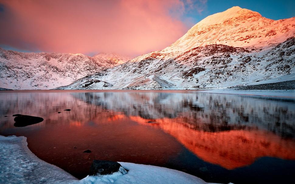 Winter lake, snow-capped mountains, the red glow beauty wallpaper,Winter HD wallpaper,Lake HD wallpaper,Snow HD wallpaper,Mountains HD wallpaper,Red HD wallpaper,Glow HD wallpaper,Beauty HD wallpaper,1920x1200 wallpaper